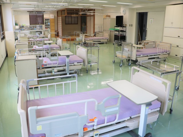 介護実習室：広々とした実習室内には、計8床の電動式ベッドを完備。