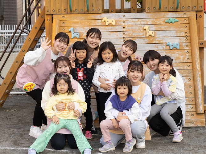 吉田学園には３つの姉妹保育園があり、普段の授業からこども達と関わりながら実践力を身につけることが出来ます。