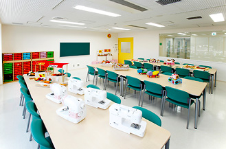 手芸・折紙室：手芸や折紙の授業はここで。裁縫道具やミシンなどの道具も完備。