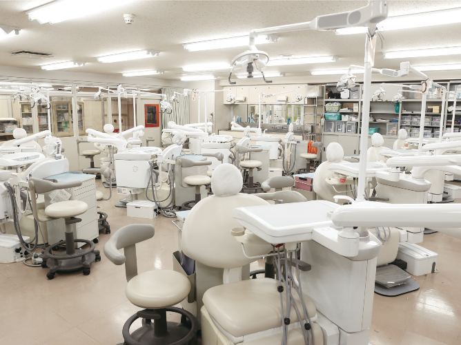 ３F基礎実習室：歯科医院と同じ器具機材を使って相互実習を受けることが できます。