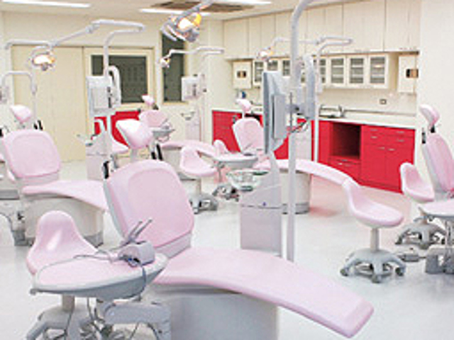 【歯科臨床実習室】診察ベッドを6台設置。歯科治療で使用する器具や材料を使い、診療補助や口腔ケアの実習を行います。 