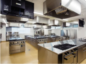 【第1・第2調理実習室】西洋料理、日本料理、中国料理、総合調理の技術を身につける高度調理学科では、それぞれの料理に応じた実習室があります。