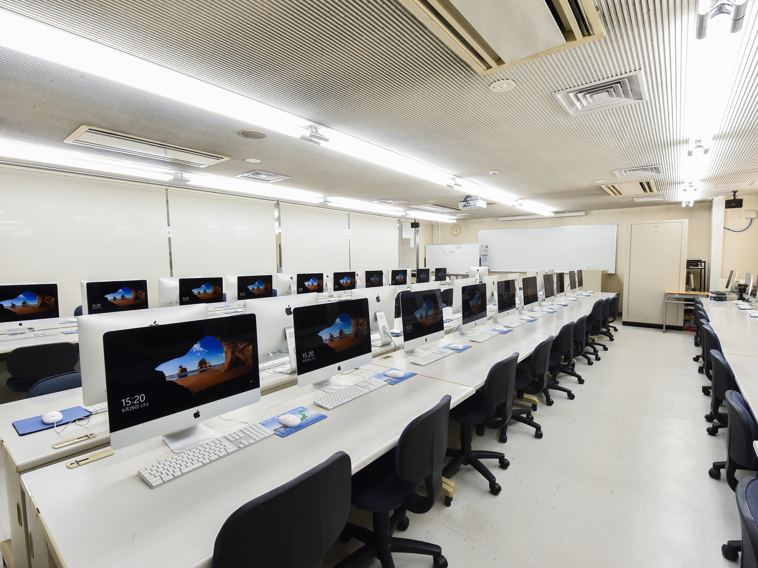 【1F 実習室】マルチメディアパソコンを400台以上設置しています。