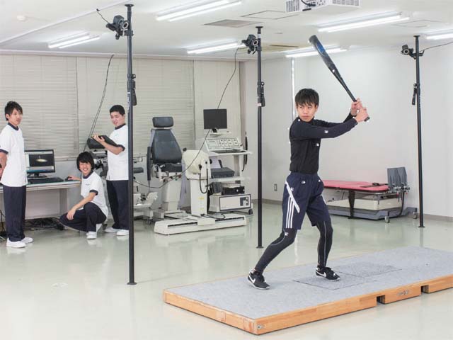 【三次元運動解析装置】最高水準のカメラで全身の動きを捉え、動作の中で身体の各部位がどのように動いているかを追跡し分析します。