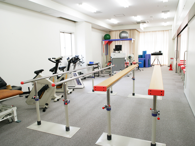 機能訓練室：起きる、座る、立つ、歩くなど基本動作を観察、分析し、運動療法を多様な機器で学習