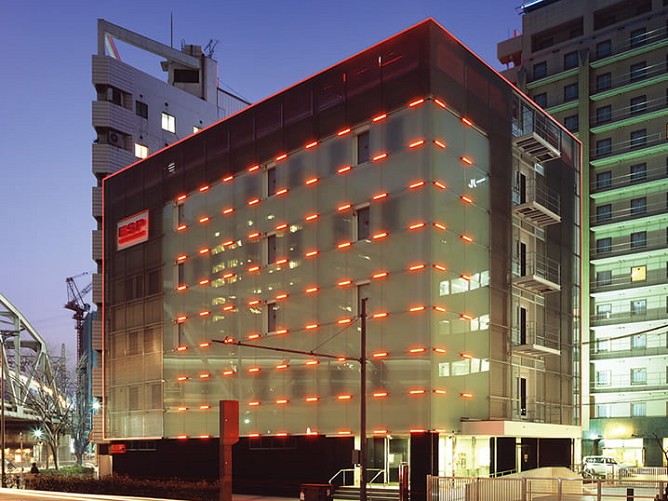 1号館：地上5階建て。充実した設備が揃っています。