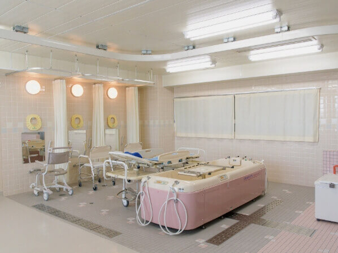 入浴実習室：寝たきりの方が入浴する際に使う特別な浴槽や、浴室に設置する補助器具などがあります。