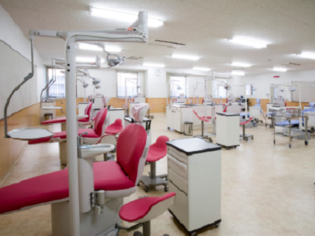 【歯科衛生学科　基礎実習室】歯科ユニットは3人に1台の充実設備。「見ているだけ」の時間はほとんどなく、一人一人十分な実習が可能です。