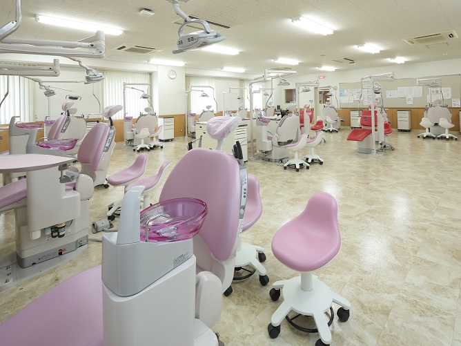 【歯科衛生学科　基礎実習室】歯科ユニットは3人に1台の充実設備。「見ているだけ」の時間はほとんどなく、一人一人十分な実習が可能です。