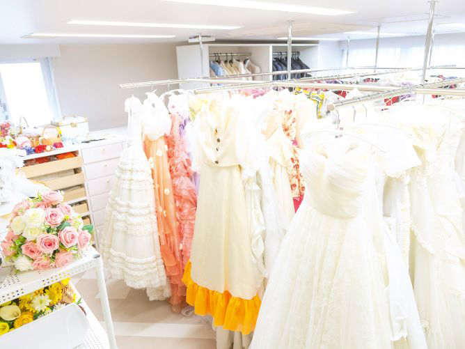 色とりどりのドレスやジュエリーが豊富にそろうドレス実習室。