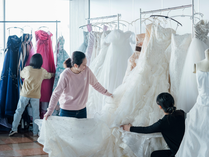 【ブライダル実習用ドレス室】ウェディングドレス、カクテルドレス、カラードレスなど色々な衣装を揃えています。