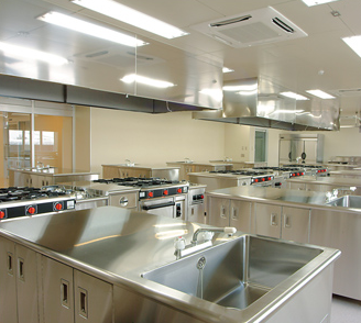 調理実習室[3]：最新設備を完備している実習室は「専門調理師免許」の国家試験会場に指定されています。