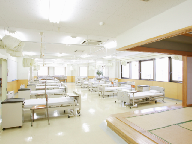 介護実習室はベッドや介護用具が充実した環境で、介護技術が学べます。