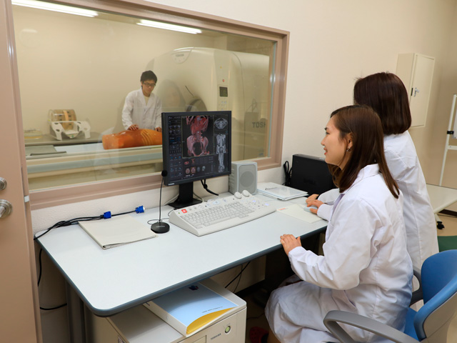 エックス線CT室／三次元画像が作成できるエックス線CT装置。装置の特性や性能試験などを学びます。