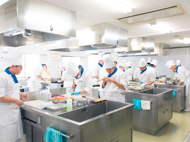 4階～6階には和・洋・中・製菓・製パンの分野別専用実習室があります。ここは4階西洋料理実習室です。
