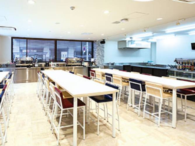 カフェ実習室;実際に営業も出来るよう、キッチン・客席・ショーケース・レジを完備。カフェ運営を実践的に学んでいきます。