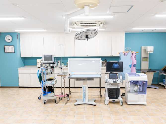 動物看護実習室：実際の動物病院で使用されている、最新の医療機器を備えています