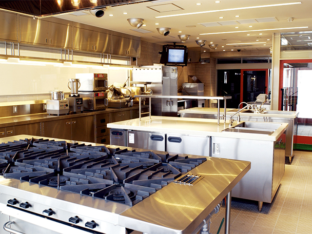 集団調理実習室（別館ANNEXE 6F）：作業動線を優先したレイアウトは、大量の献立も楽にこなせる効率的なキッチン設計になっています。