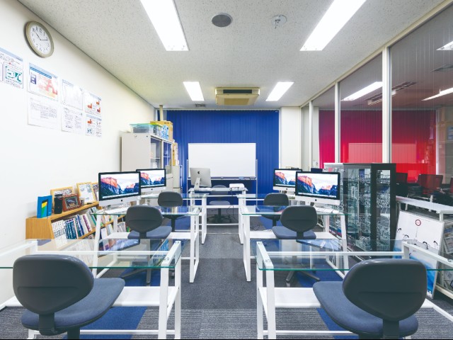 ITゼミナール室　少人数制のゼミや研究などグループ活動をメインに使う実習室。