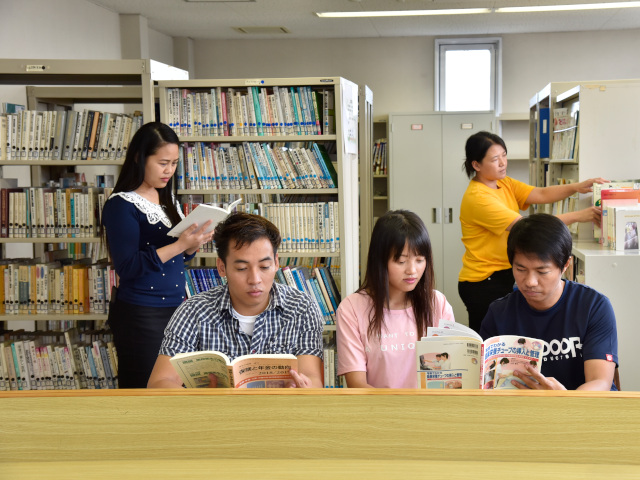 【図書室】およそ2,000冊の専門書があり、雑誌類も豊富で、社会福祉全般に関する最新の情報を得ることができます。