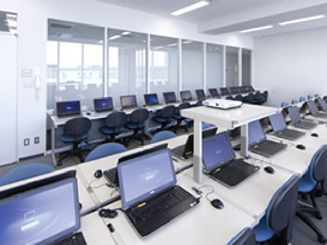 【パソコン実習室】パソコン実習室は3つあり、全てのパソコンがインターネットに接続。放課後も利用できます。
