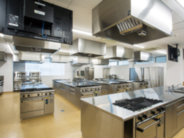 【調理実習室（第1・第2）】西洋料理、日本料理、中国料理の技術を身につける「高度調理コース」では、それぞれの料理に応じた実習室があります。