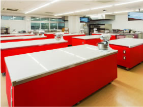 【製菓実習室】現場で使われている機器を使用し、洋菓子、和菓子、パン作りに必要な多種類の製菓設備・ツールを設置しています。