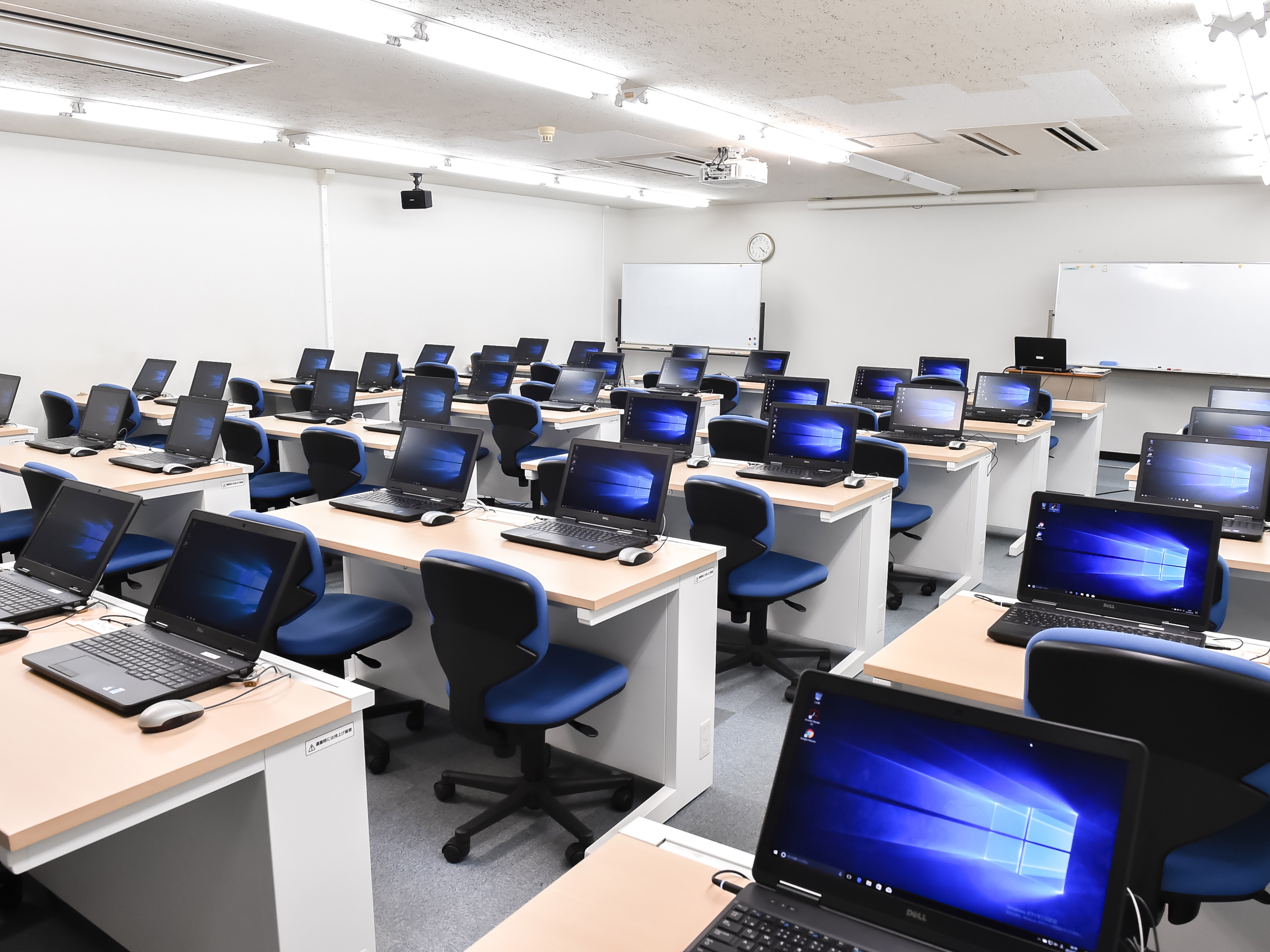 【3F 実習室】自宅にパソコンがない学生でも安心して勉強に取り組めるので安心です。