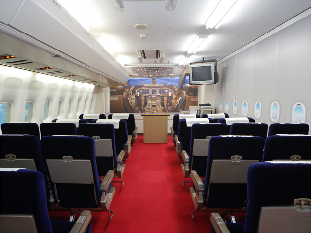【キャビン・サービス実習室（航空分野）】航空機内を再現した教室でキャビンアテンダント業務を学びます。
