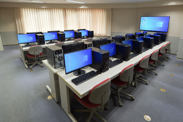 ３階「Windows実習室」、４／５階「Mac実習室」にはプロ仕様の最新ソフトウェア、レーザープリンター、スキャナを完備。1人1台で集中して作業できる環境です。