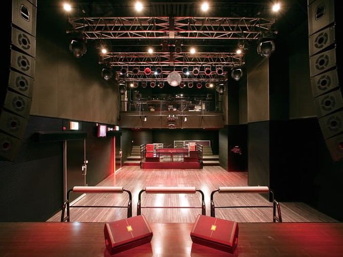 CLUB GARDEN（クラブガーデン）：音響、照明、舞台設備などプロ仕様の設備を備える350人を収容できるライブホールです。