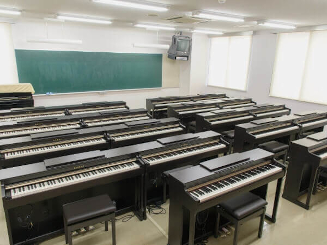 ピアノ実習室：ピアノ演奏やお歌の授業を行う実習室。放課後や休み時間も自由に練習できる環境です。