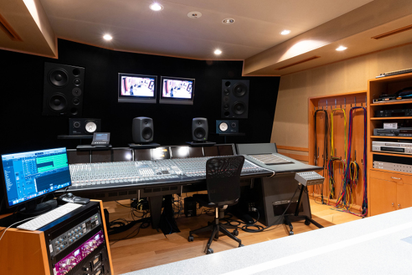 プロのレコーディングスタジオでも使用する世界水準の本格機材を設置！各種エフェクターやProToolsも完備のレコーディングスタジオ。