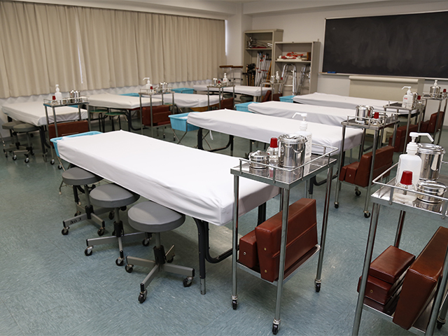 【実習室（7階）】3つの実習室には、治療ベッドや器具をそれぞれ完備。マッサージ、はり、きゅう、リハビリテーションなどの実技授業で使用します。