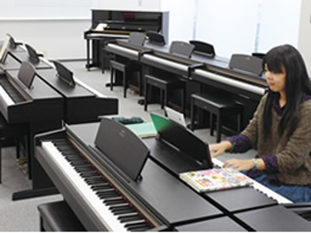 【ピアノ実習室】保育学科ではピアノは必須です。放課後も自由に使えるので初心者でも楽しみながら着実に上達できます。