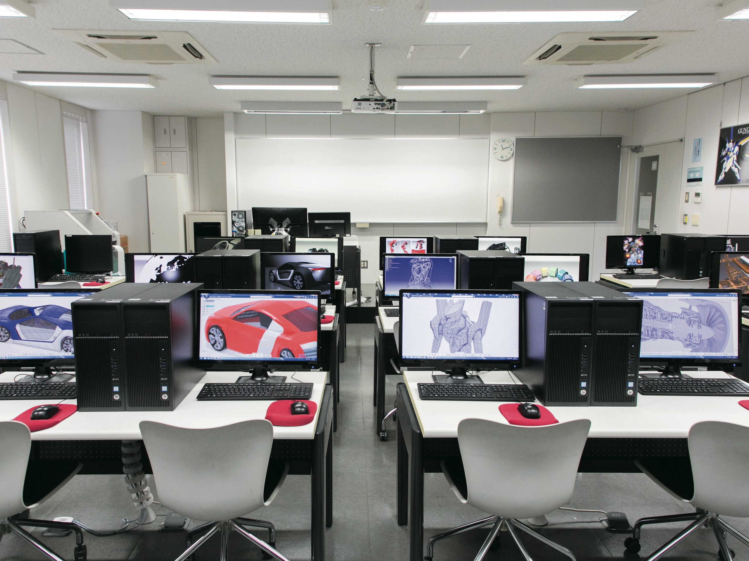 【3次元CAD実習室】世界の大手製造メーカーで使用されている3次元CAD（CATIA）。この実習室で最先端の技術を修得します。