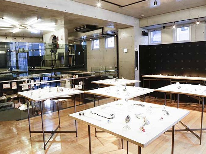 「drip」gallery＆labo（ドリップ ギャラリー＆ラボ）：課題展示や、国内外の有名ジュエリーデザイナーによる個展などが開催されるアートスペースです。