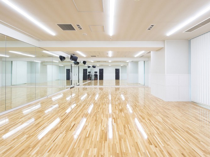 ダンススタジオ：ダンスの授業で使用するスタジオは、L字型の全面鏡を設置。最新の音響機材も備えています。