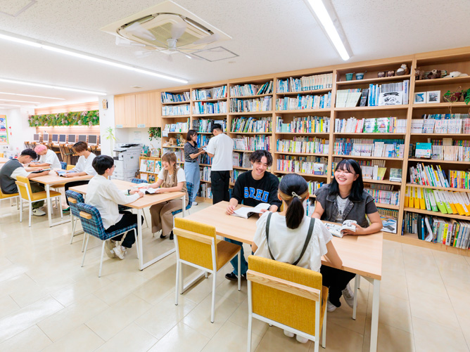 図鑑や漫画など楽しい本がそろっています。またパソコンや勉強スペースもあります。
