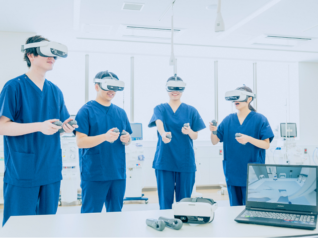 「臨床工学実習室」には日本初の「VR心臓カテーテルシミュレータ」を完備。実際の手術室を同じ環境がゴーグルの中で作り出されています。