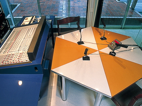 ラジオスタジオ 「スタジオU」。ミニFM局としても使用可能なラジオスタジオ。
