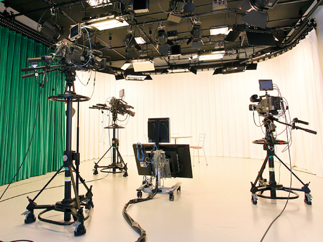 テレビスタジオ：テレビ局仕様の環境で実習！