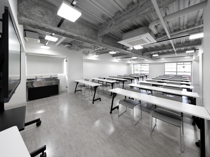 【本校舎：クラスルーム】美容の知識を学ぶだけでなく、楽しい学校生活の場でもあります。