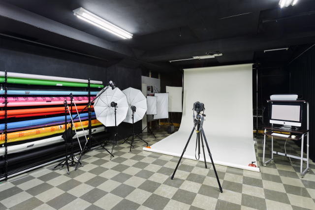 5階「撮影スタジオ」は、広い空間を活かした構図での撮影、本格的な撮影機材での物撮り、人物撮影が可能。デジタル・フィルムどちらにも対応しています。