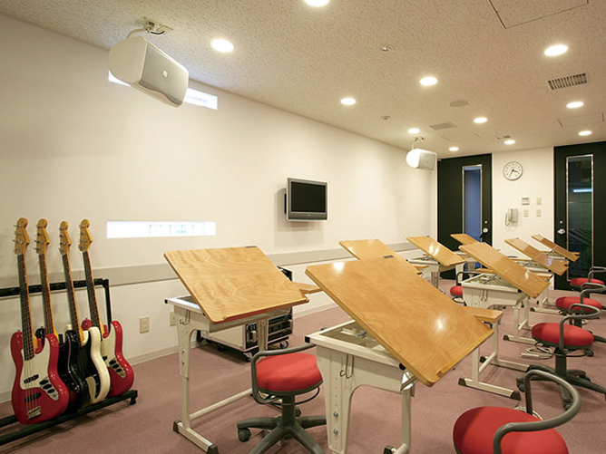 ベースルーム：この部屋には重低音が響き渡ります。少人数で授業が行われます。