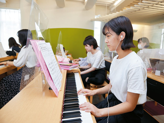 イヤフォンをつけながら自分のペースで授業を受けられるピアノ教室