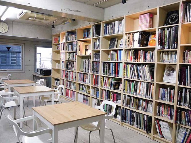 student lounge：ジュエリー、時計、自転車の専門書や就職関連本が並ぶ図書室と学生ホール。