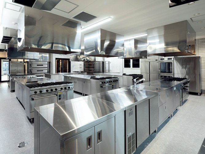 効率的な作業動線を熟慮したプロ仕様の西洋料理実習室。