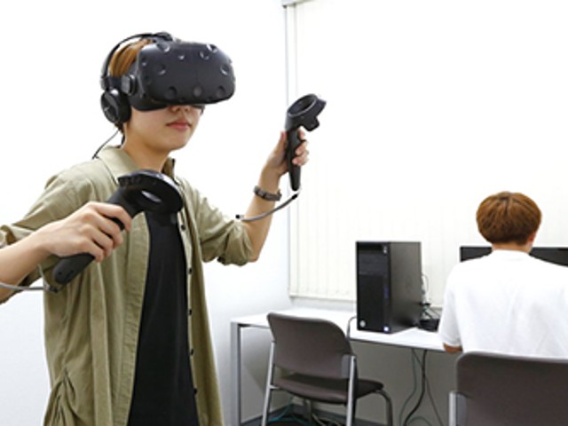 VR実習室：ゲーム業界でますます存在感を高めているVR（バーチャル・リアリティ）を体感できる環境を用意。