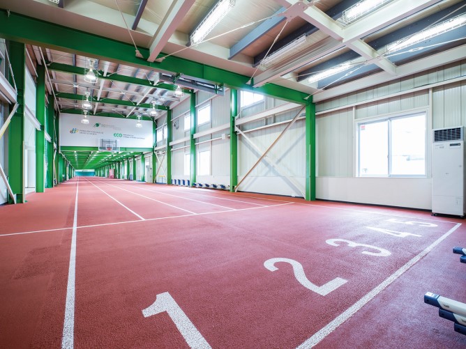 【インドアスタジアム】国内の専門学校として唯一、100m以上のトラックを有する屋内型陸上競技施設。